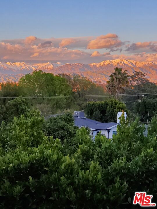13477 Contour Drive, Sherman Oaks CA: https://media.crmls.org/mediaz/54873fe1-157f-4e8c-96d2-366ac1201214.jpg