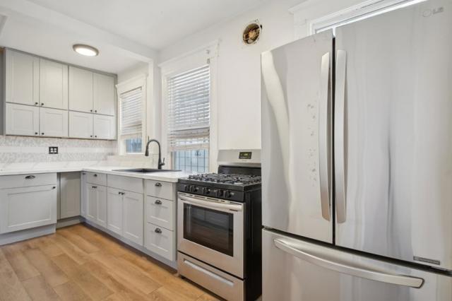 592 22nd Street, Oakland CA: https://media.crmls.org/mediaz/5487d2d9-858d-4490-8d0d-e3eef479b828.jpg