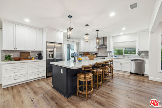 821 S Cloverdale Avenue, Los Angeles CA: https://media.crmls.org/mediaz/54888b54-2f24-4f61-b201-0b2d4f742c71.jpg