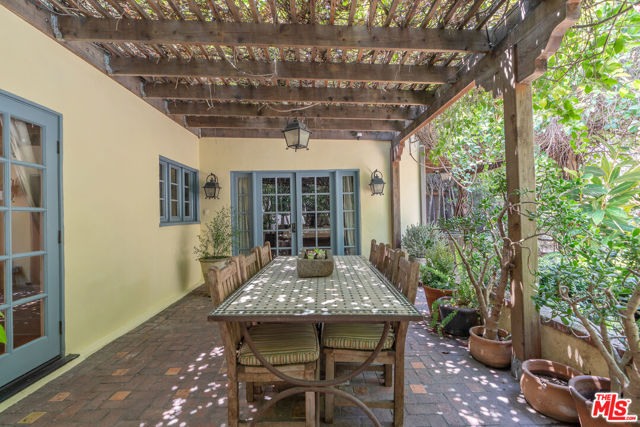 809 S Muirfield Road, Los Angeles CA: https://media.crmls.org/mediaz/5489f914-d667-4297-b0c0-9dd1c8197d0a.jpg