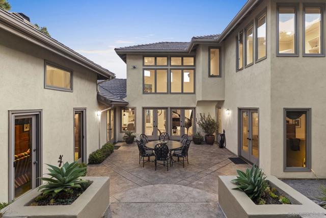 7207 Fairway Rd, La Jolla CA: https://media.crmls.org/mediaz/548a9668-781b-4a70-b9fc-642eda497e9e.jpg