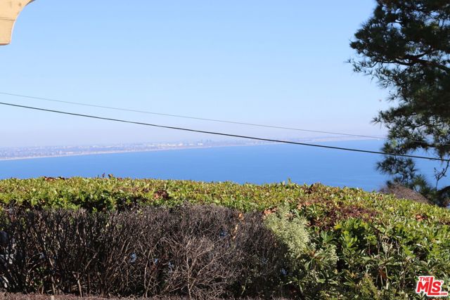 20776 Big Rock Drive, Malibu CA: https://media.crmls.org/mediaz/548a9881-e1a1-420a-9ad1-506fcf32d36c.jpg