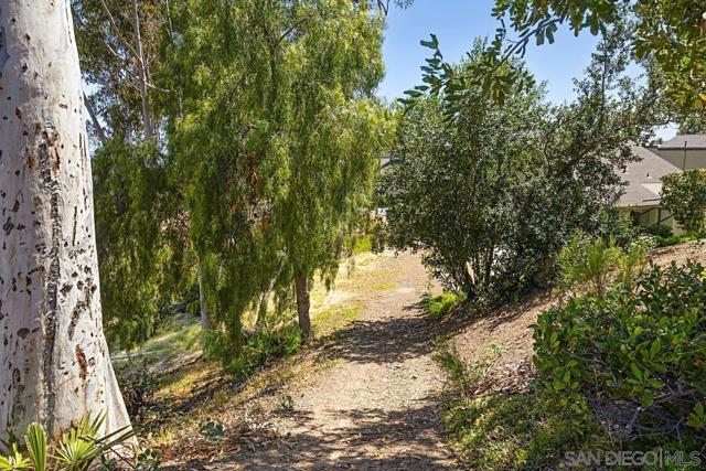 10828 Lamentin Ct, San Diego CA: https://media.crmls.org/mediaz/548ae644-84f8-40ae-969c-e27fbe8cf990.jpg