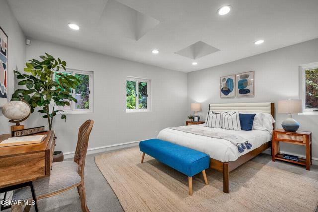 4456 Hayvenhurst Avenue, Encino CA: https://media.crmls.org/mediaz/548b638a-32f5-46da-864b-624448064138.jpg