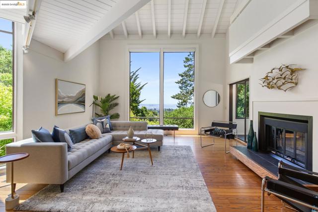 6766 Armour Dr, Oakland CA: https://media.crmls.org/mediaz/548bc682-1515-4641-891a-bc1902a14806.jpg