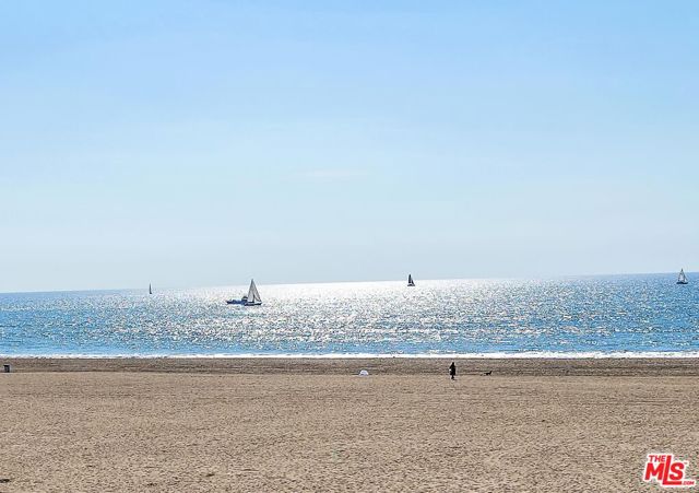4 Lighthouse Street, Marina del Rey CA: https://media.crmls.org/mediaz/548bd9c6-7d37-4707-8119-43529bfaecd4.jpg
