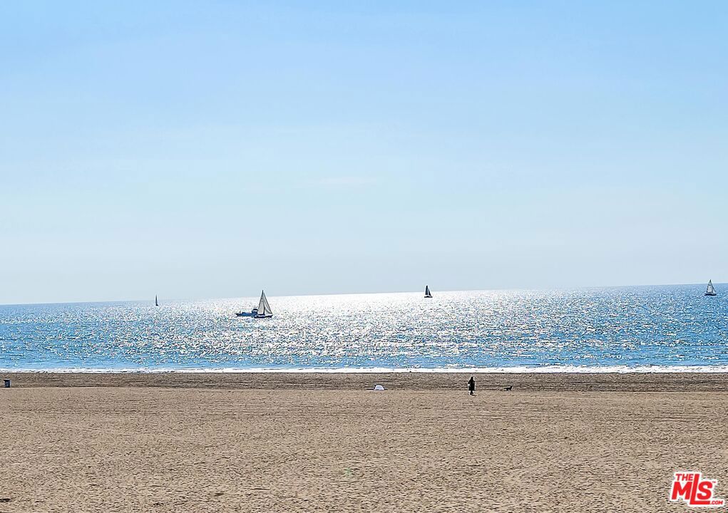 https://media.crmls.org/mediaz/548bd9c6-7d37-4707-8119-43529bfaecd4.jpg?preset=X-Large