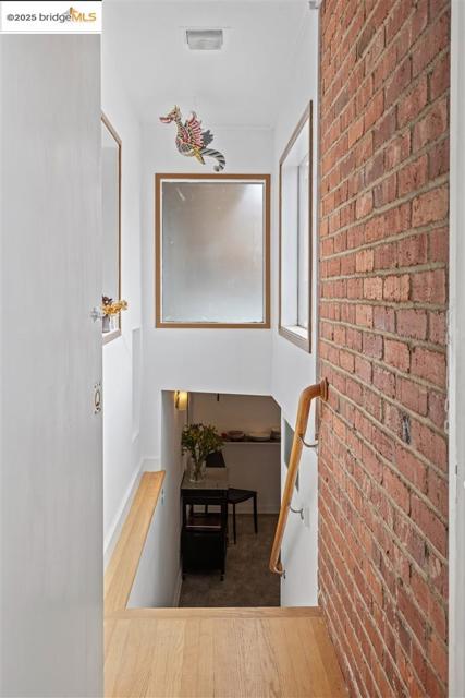 199 Fairlawn Dr, Berkeley CA: https://media.crmls.org/mediaz/548bef0b-ad15-4cf1-8606-baf5bbcb3525.jpg