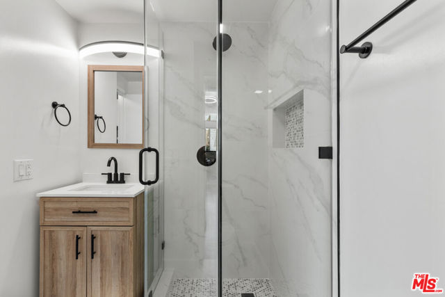 5310 Zelzah Avenue, Encino CA: https://media.crmls.org/mediaz/548c140a-18c3-4ef4-90d2-e65c5310a725.jpg
