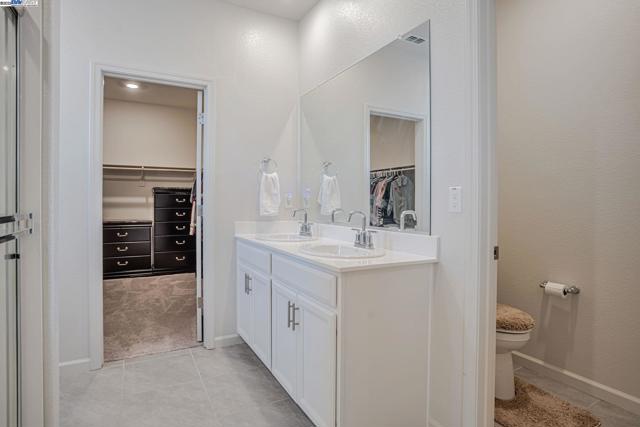 859 Helmsley Dr, Vacaville CA: https://media.crmls.org/mediaz/548c880f-fbcc-42e4-adfe-064ae5128bdc.jpg