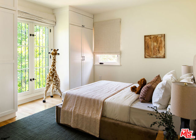 2248 Kenilworth Avenue, Los Angeles CA: https://media.crmls.org/mediaz/548c8f8b-58eb-4d71-a7ba-aa21d2365907.jpg