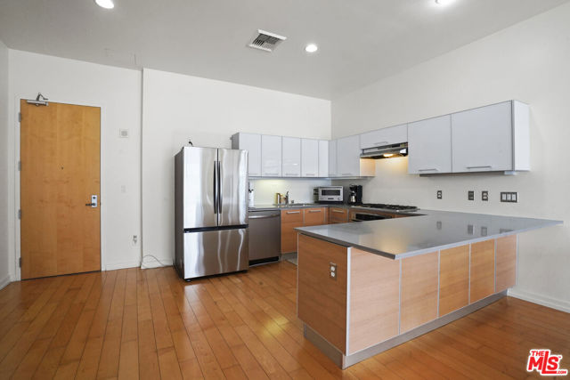 801 S Grand Avenue, Los Angeles CA: https://media.crmls.org/mediaz/548c913c-8be2-4c13-9f20-e24d4a3f3ded.jpg