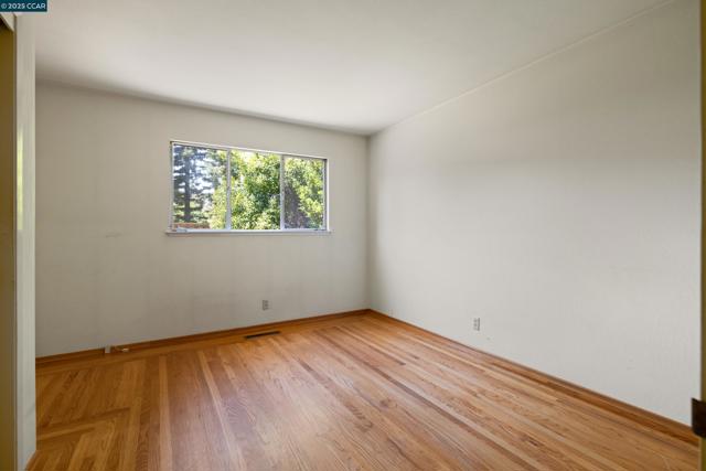 18 Garden Estates Ct, Alamo CA: https://media.crmls.org/mediaz/548cacfb-bf5a-4c44-ba0e-ee3b3e6305aa.jpg