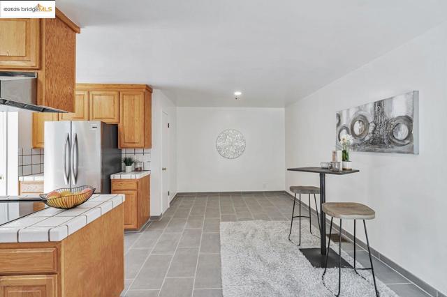 6659 Exeter Dr, Oakland CA: https://media.crmls.org/mediaz/548f4261-a886-44c6-ae61-d4d147ab2cae.jpg