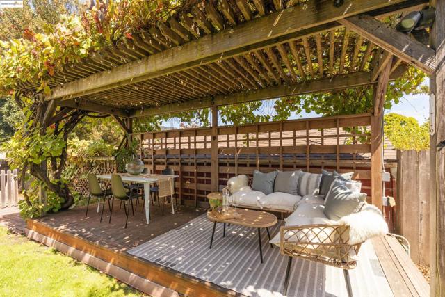 2451 Carmel St, Oakland CA: https://media.crmls.org/mediaz/54901ae6-28cd-42ad-80e5-b03f3664e34d.jpg