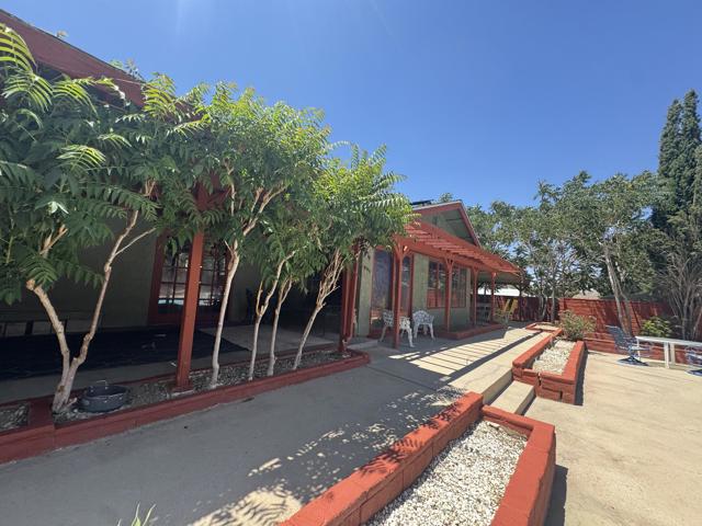 7585 Joshua Lane, Yucca Valley CA: https://media.crmls.org/mediaz/5490eadd-bee7-418f-aaa5-597ac6d45436.jpg