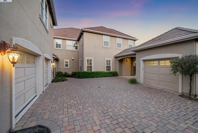 2307 Vineyard Heights Ln, Pleasanton CA: https://media.crmls.org/mediaz/5492165d-a6bc-4e95-9e65-dacd5a69a831.jpg