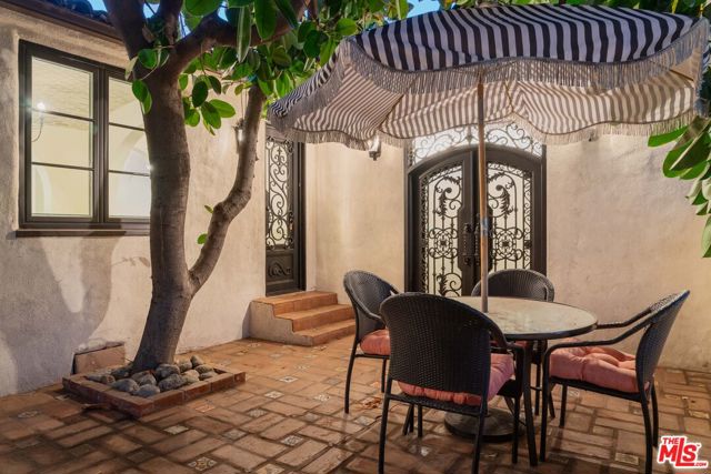 333 Virginia Avenue, Pasadena CA: https://media.crmls.org/mediaz/5492199e-aa20-4831-9ed9-eeb58dcfbcc6.jpg
