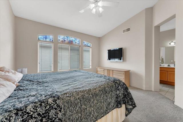 938 Camino De La Reina, San Diego CA: https://media.crmls.org/mediaz/54935ae3-0422-4c67-b03f-60457fe97ecd.jpg