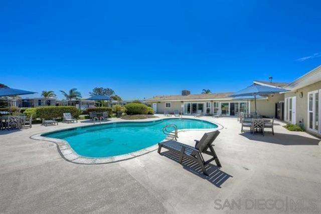 6550 Ponto Dr, Carlsbad CA: https://media.crmls.org/mediaz/54939df7-5bb7-410c-b9f2-2054bda6dcd6.jpg