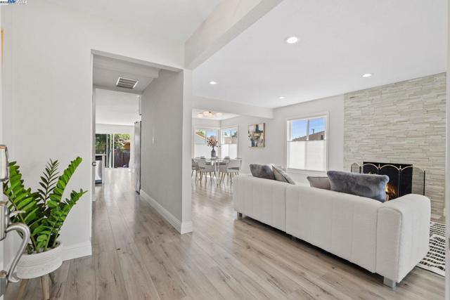 955 Maud Ave, San Leandro CA: https://media.crmls.org/mediaz/5493bb07-4bbd-4dc0-8ebe-7d1726e33e49.jpg