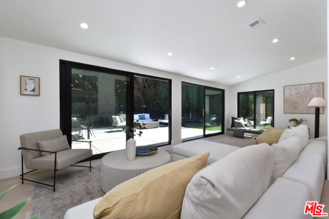 15431 Milbank Street, Encino CA: https://media.crmls.org/mediaz/5494971a-5fca-4e4c-aebc-15138b078328.jpg