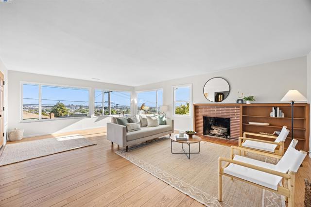 1748 Wesley Ave, El Cerrito CA: https://media.crmls.org/mediaz/54949ce9-ac01-4dff-aa84-3f6ccf5c3bb7.jpg
