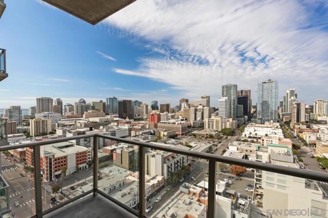 800 The Mark, San Diego CA: https://media.crmls.org/mediaz/54954215-2ce9-4cef-b297-b79a873d7f7f.jpg