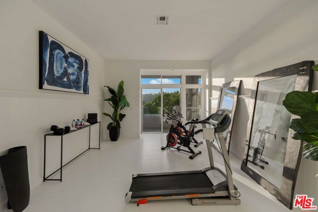 143 Ocean Avenue Ext, Santa Monica CA: https://media.crmls.org/mediaz/5497fcde-ba32-43ec-aeaa-d1ef586c62ef.jpg