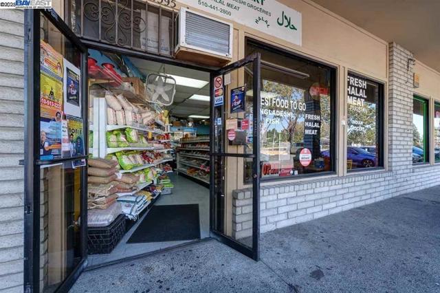 34595 Alvarado-Niles Blvd, Union City CA: https://media.crmls.org/mediaz/54980ecd-61a1-406d-a40e-8b381c7c5463.jpg