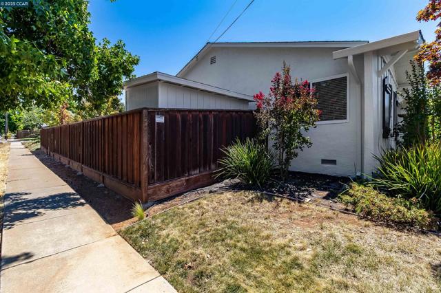 1349 Montana Dr, Concord CA: https://media.crmls.org/mediaz/54983c2d-e24a-47ac-b8c9-8a64b1bf0c03.jpg
