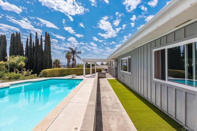 Detail Gallery Image 4 of 45 For 1569 Robyn Rd, Escondido,  CA 92025 - 4 Beds | 2/1 Baths