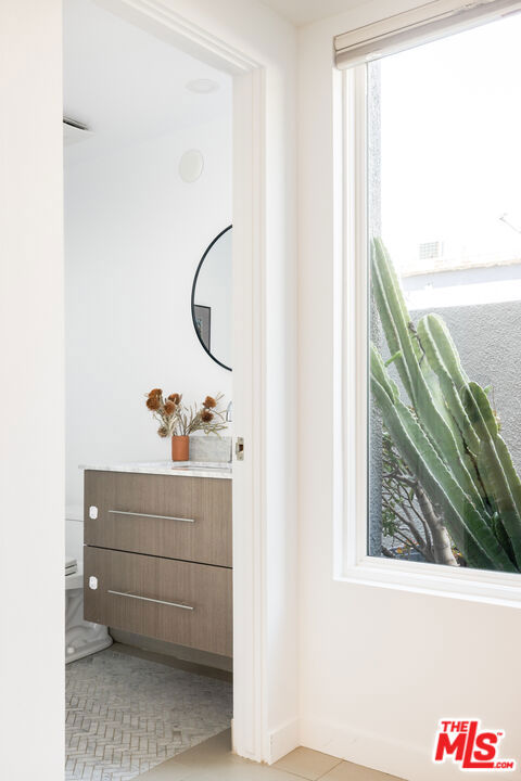 2408 34th Street, Santa Monica CA: https://media.crmls.org/mediaz/54988635-20cf-4bec-956d-915bfeaf4dbd.jpg