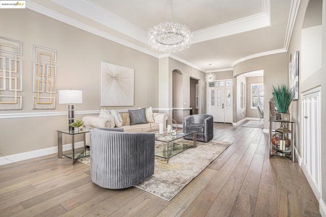 452 Tayberry Ln, Brentwood CA: https://media.crmls.org/mediaz/54992523-9b7b-44fb-9136-56692229e856.jpg
