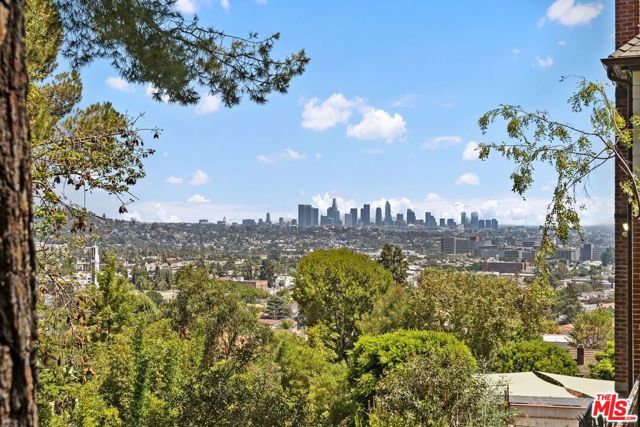 4818 Bonvue Avenue, Los Angeles CA: https://media.crmls.org/mediaz/54995afa-15d5-4487-90ec-896e7a8a566b.jpg