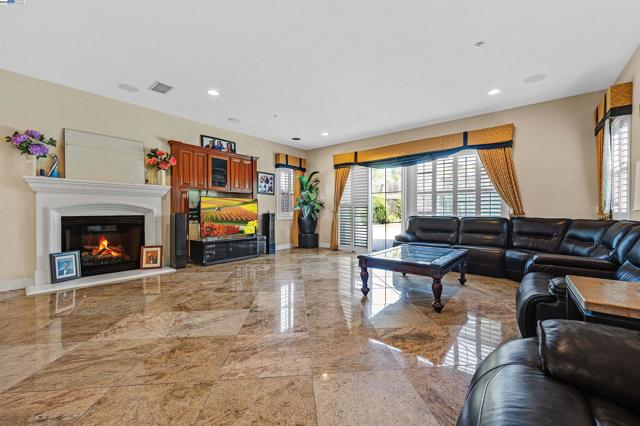 6013 Kingsmill Ter, Dublin CA: https://media.crmls.org/mediaz/5499ebd7-a8e9-474f-af17-f2c432223c5d.jpg