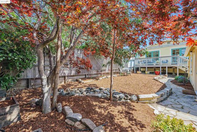 906 Carmel Ave, Albany CA: https://media.crmls.org/mediaz/549a8f46-f116-4fb8-9d10-8fc33c93384c.jpg