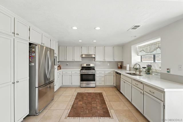 10153 Greenleaf Rd, Spring Valley CA: https://media.crmls.org/mediaz/549b3999-a786-4cdf-8d3c-05a862c17af1.jpg