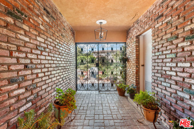 2103 N Hobart Boulevard, Los Angeles CA: https://media.crmls.org/mediaz/549b9fc1-55b9-47e7-984d-b318b298af32.jpg