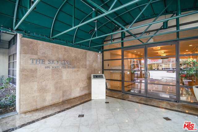 600 W 9Th Street, Los Angeles CA: https://media.crmls.org/mediaz/549bc2cf-c7b8-4a81-aff3-6e516e8605ce.jpg