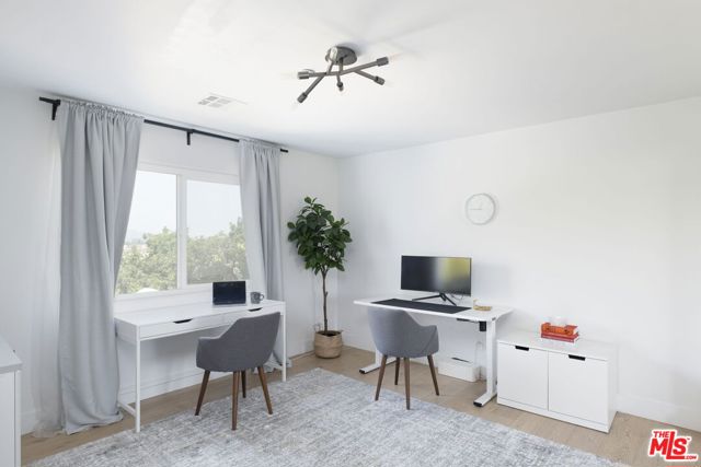 1320 Romulus Drive, Glendale CA: https://media.crmls.org/mediaz/549be926-ef7e-47ab-b3f0-e3920ee62423.jpg