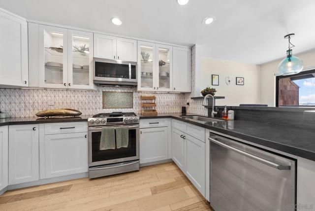 2459 Caminito Ocean Cv, Cardiff by the Sea CA: https://media.crmls.org/mediaz/549c990b-bb6c-4130-9c32-93f349940186.jpg