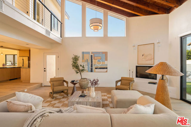 3820 S Burnside Avenue, Los Angeles CA: https://media.crmls.org/mediaz/549cfb8c-35fd-4942-bc77-67ac363ce3d8.jpg