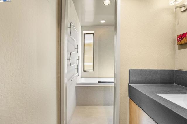 3 Abbott Way, Piedmont CA: https://media.crmls.org/mediaz/549d43c9-1aa0-4b08-a75c-81dcb26760ce.jpg