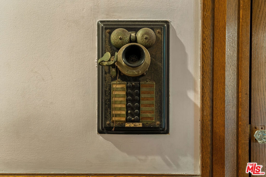 https://media.crmls.org/mediaz/549d79a5-270c-409a-aff0-04881c1c631e.jpg?preset=X-Large