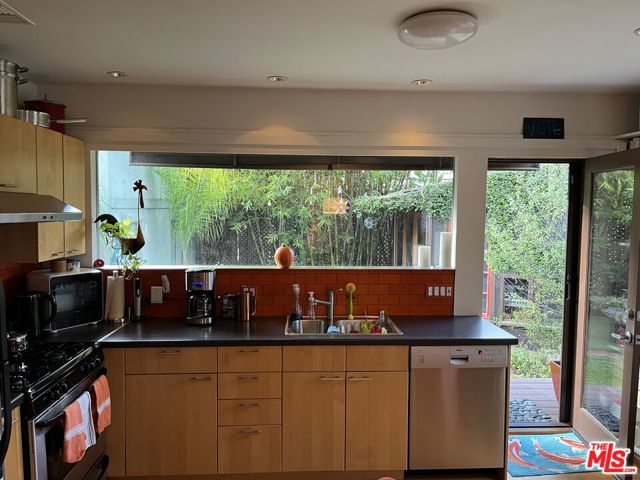 10739 Jefferson Boulevard, Culver City CA: https://media.crmls.org/mediaz/549d88f6-af40-4d5e-9fa9-9e302ad6f54a.jpg