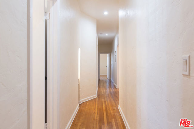 181 S Sycamore Avenue, Los Angeles CA: https://media.crmls.org/mediaz/549dfc98-b39f-48bd-aeac-80b59400ea4a.jpg