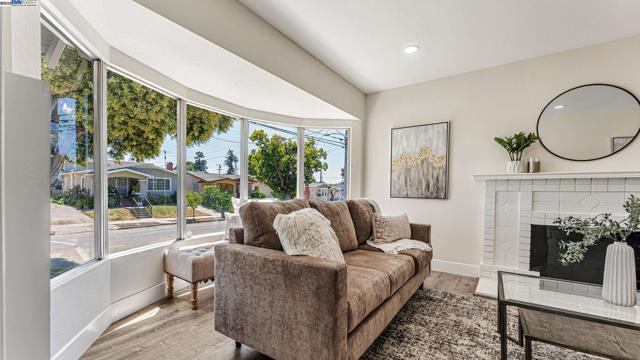 2827 Bartlett St, Oakland CA: https://media.crmls.org/mediaz/549efae5-89ac-4399-b529-72e481269e78.jpg