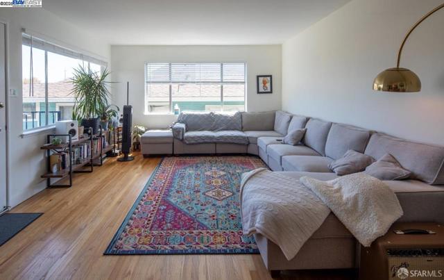 537 Pacific Avenue, Alameda CA: https://media.crmls.org/mediaz/549f735b-8680-4cd7-85da-1e00b9d8718a.jpg