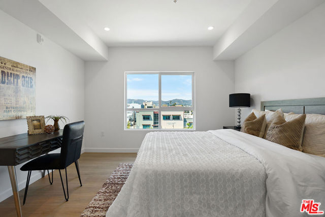 321 S Oxford Avenue, Los Angeles CA: https://media.crmls.org/mediaz/549fd3e1-6a54-4afc-bc33-5ecbe9764af3.jpg